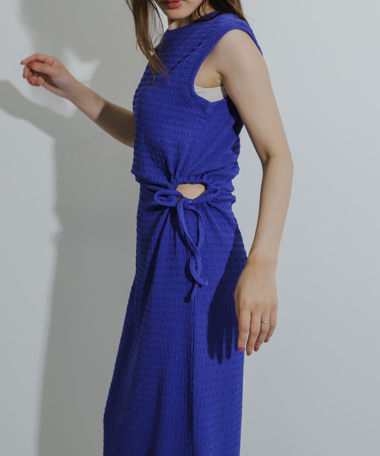 側邊開衩提花連衣裙