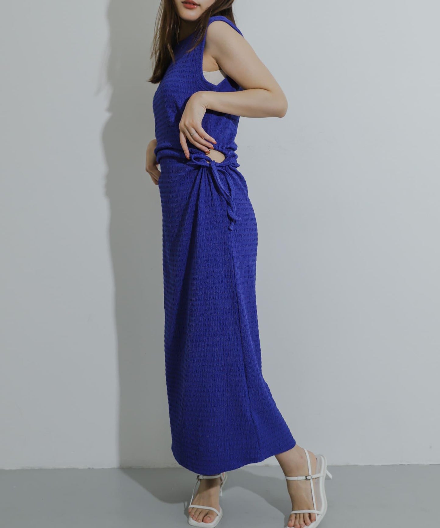 側邊開衩提花連衣裙