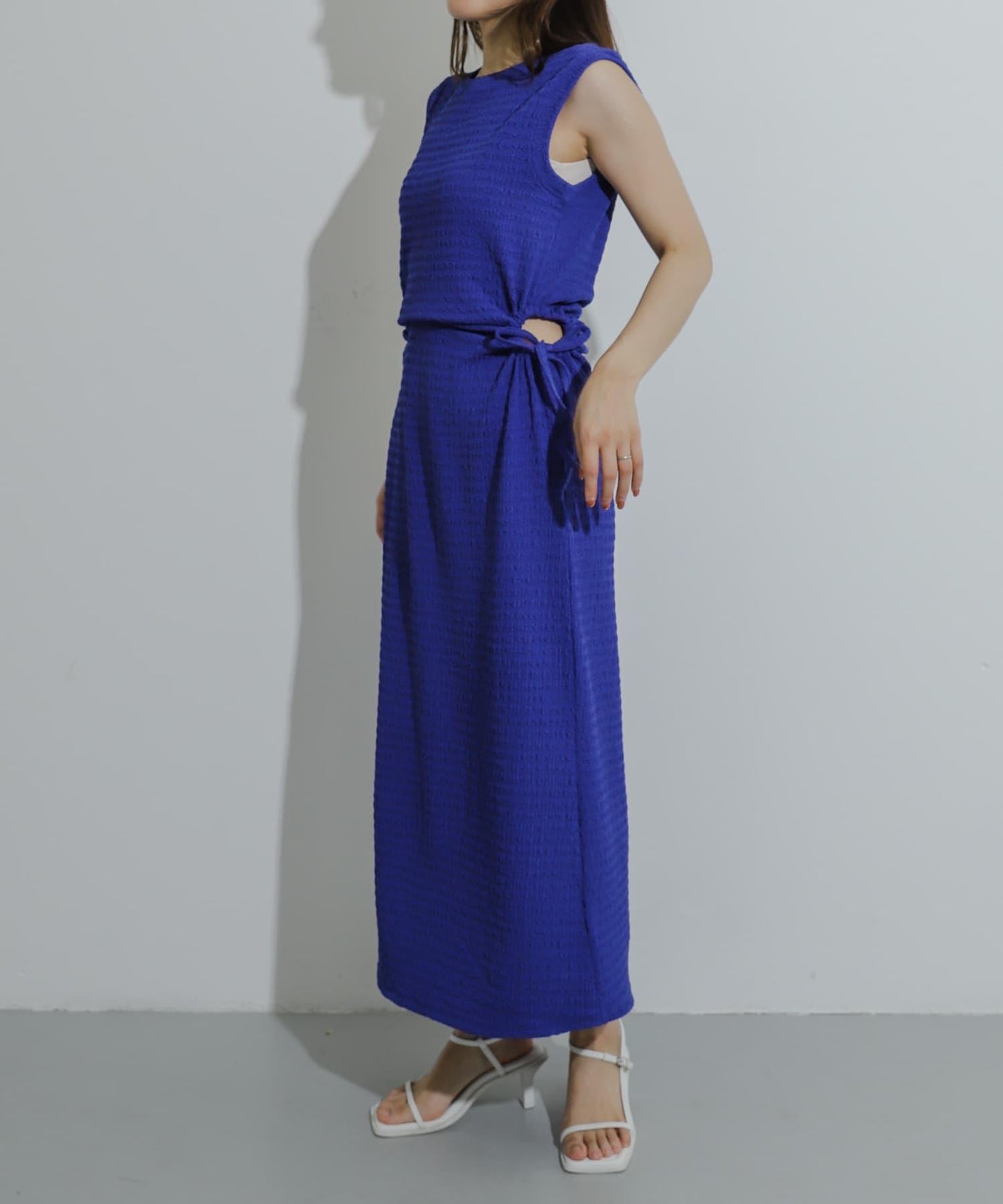 側邊開衩提花連衣裙