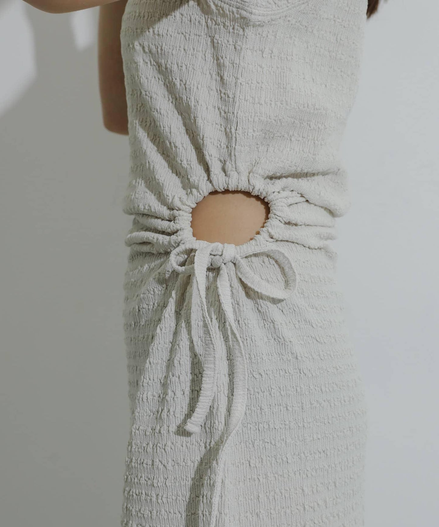 側邊開衩提花連衣裙