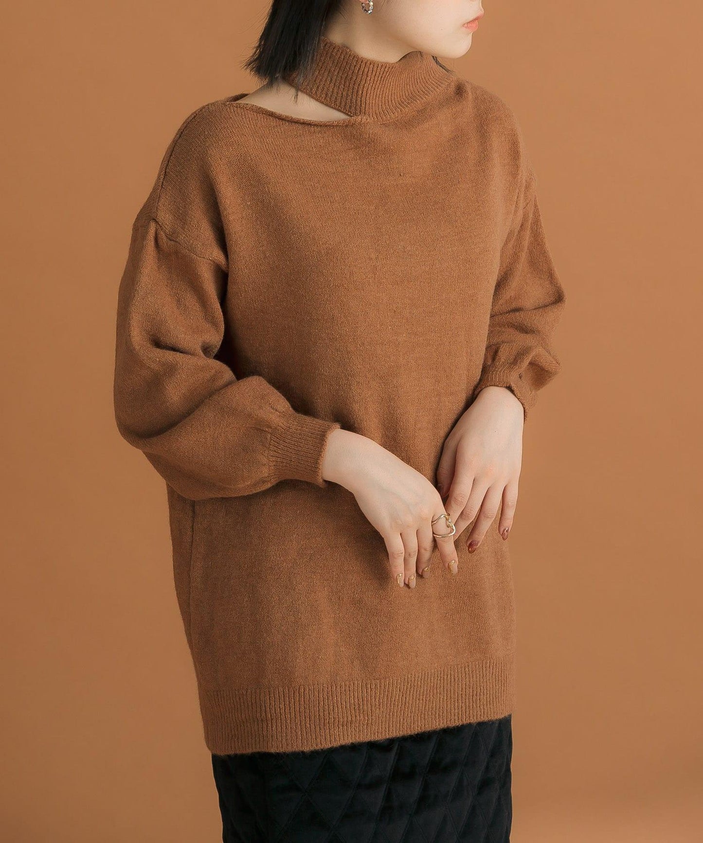 不對稱一字肩寬鬆針織衫