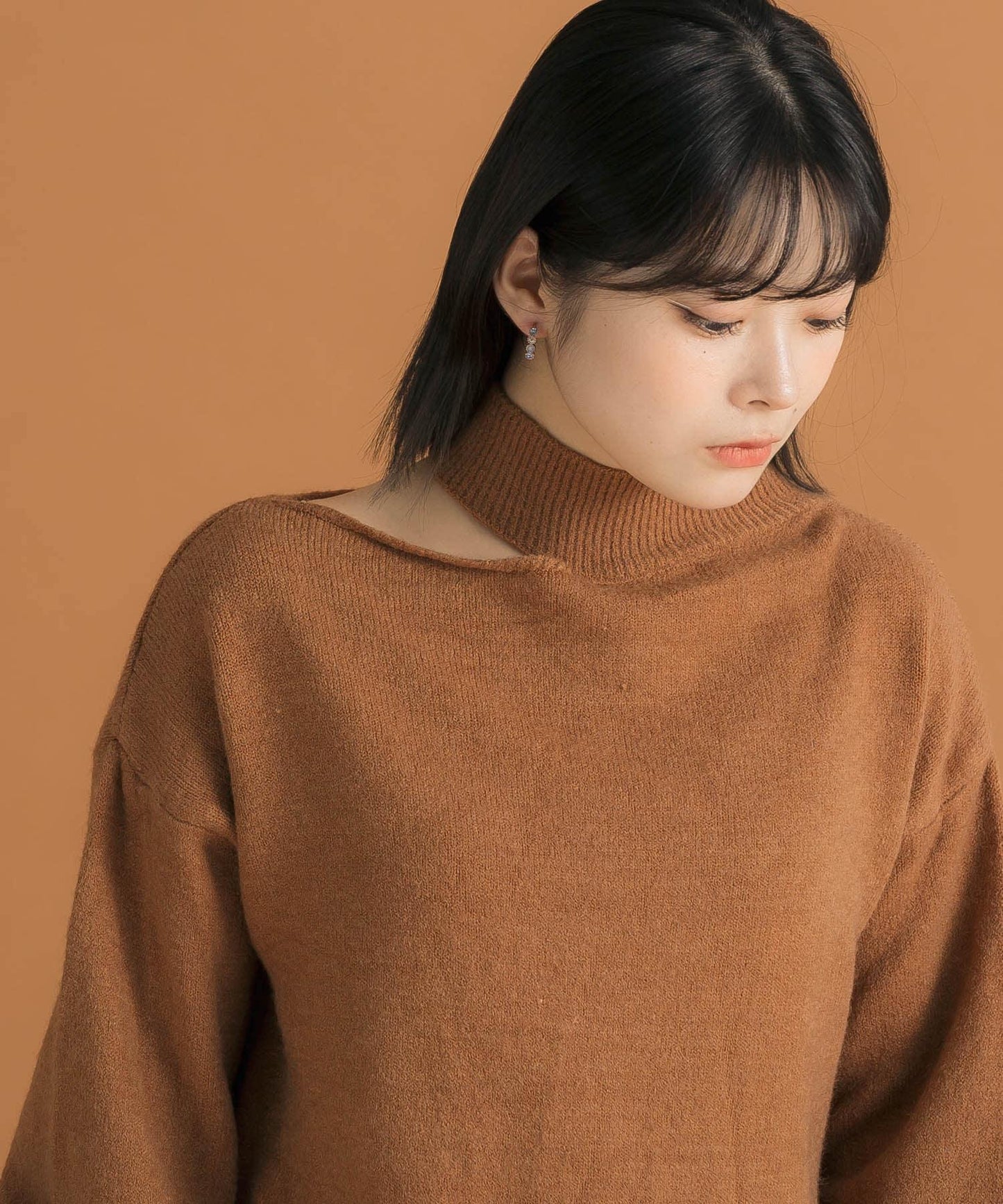 不對稱一字肩寬鬆針織衫