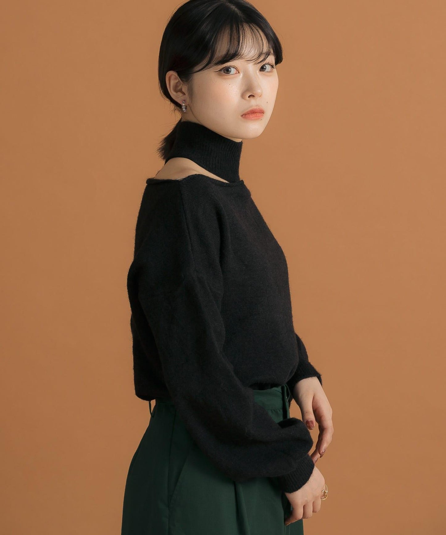 不對稱一字肩寬鬆針織衫