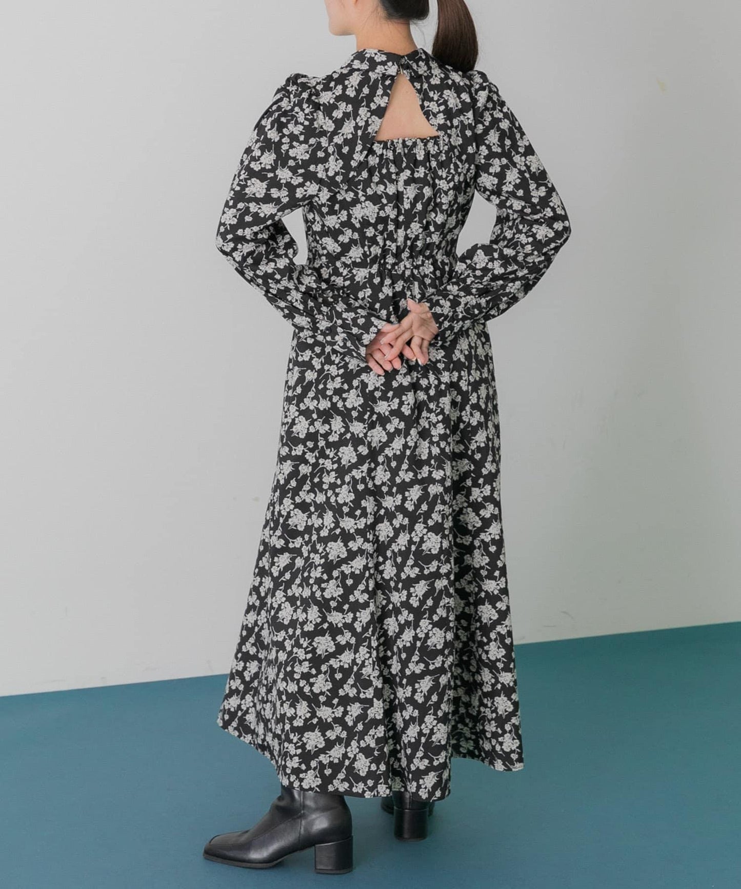 背部設計花卉連衣裙