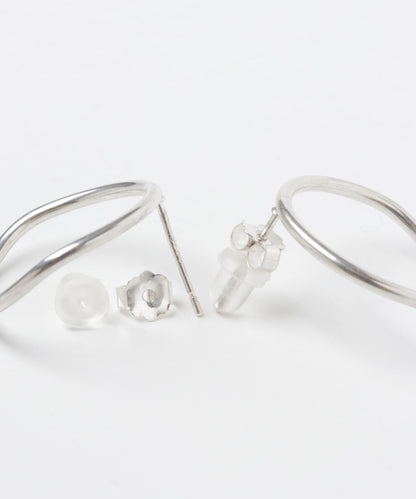 SMELLY so’彎曲圓環耳釘