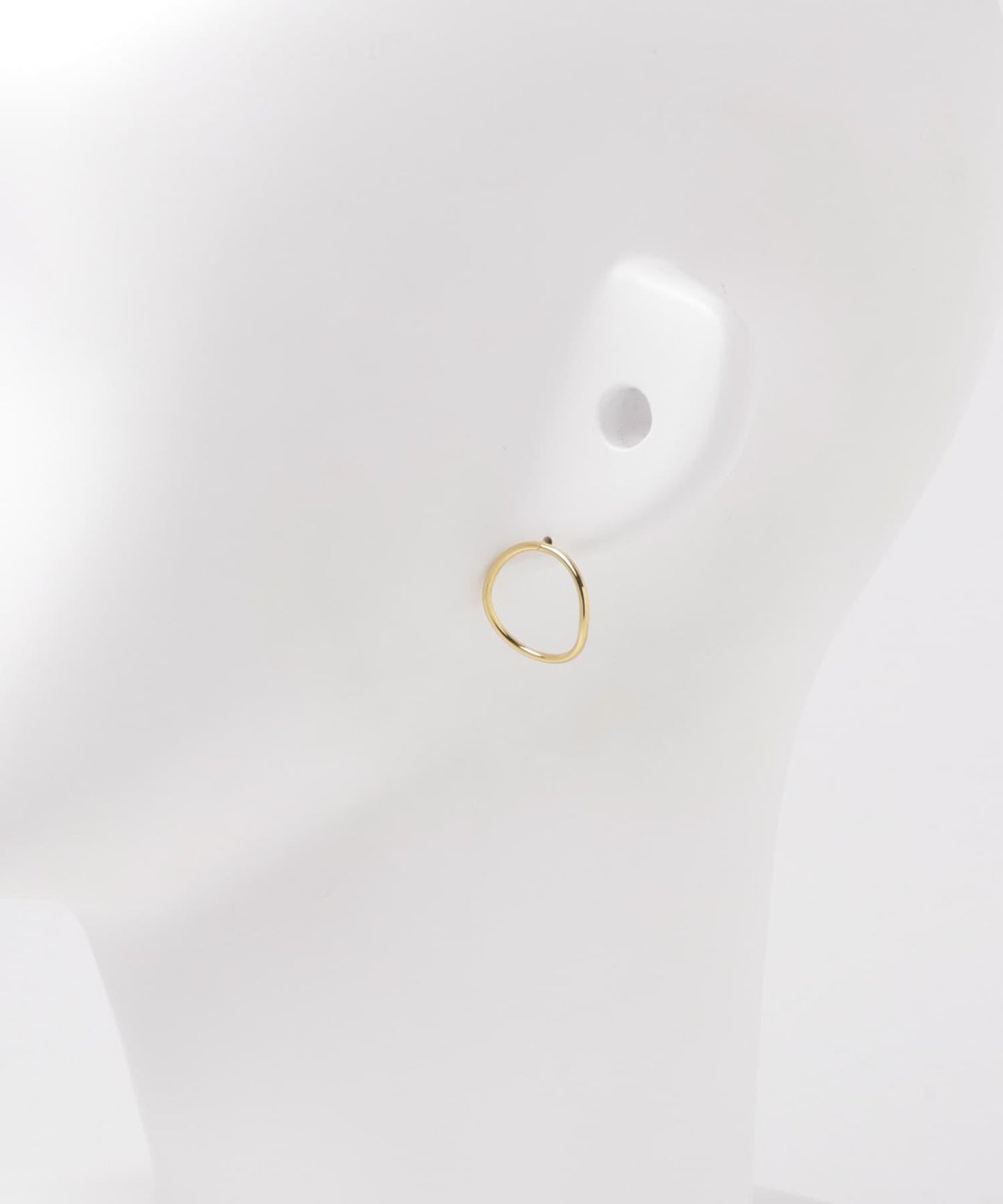 SMELLY so’彎曲圓環耳釘