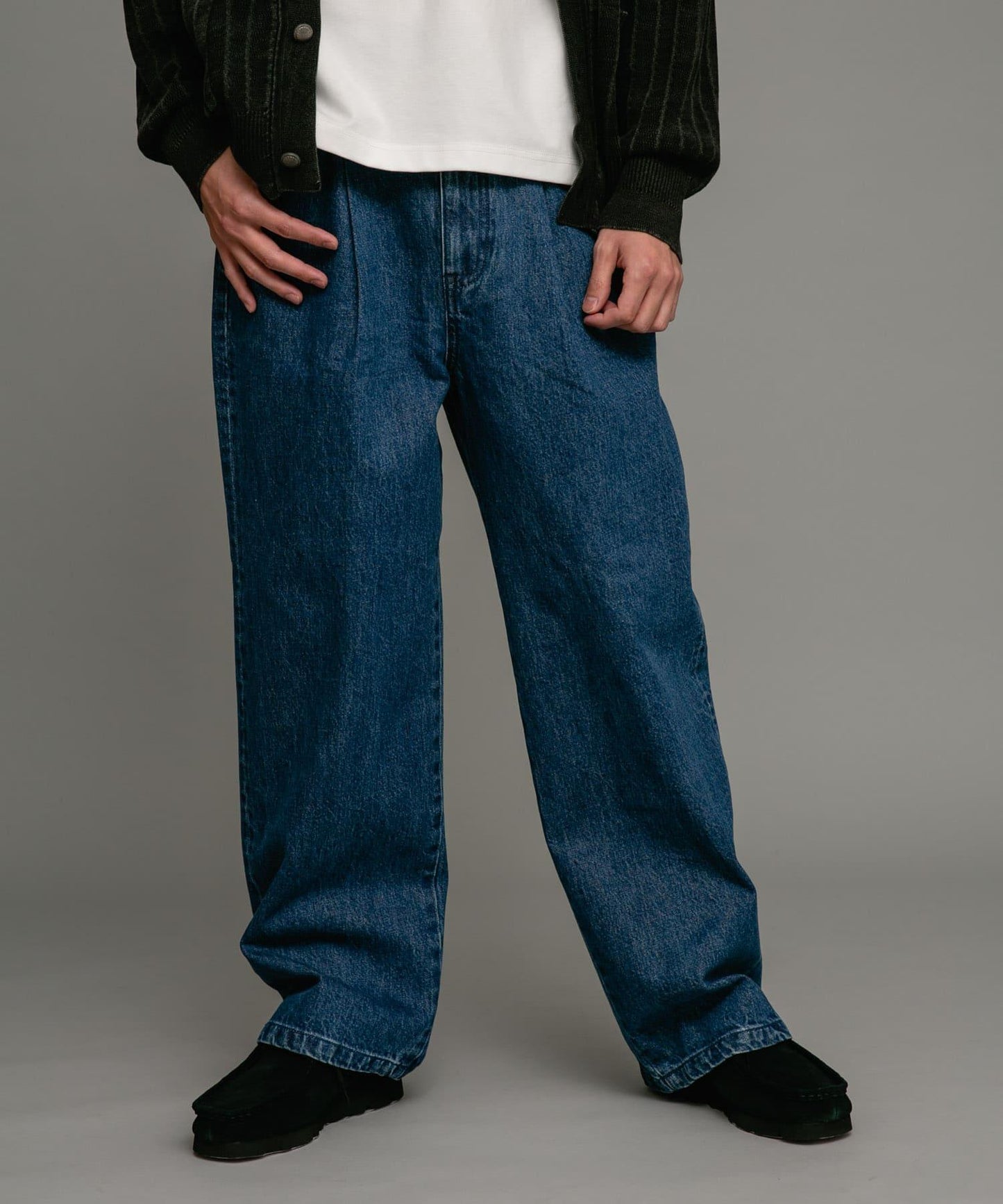 褶皺寬鬆牛仔褲