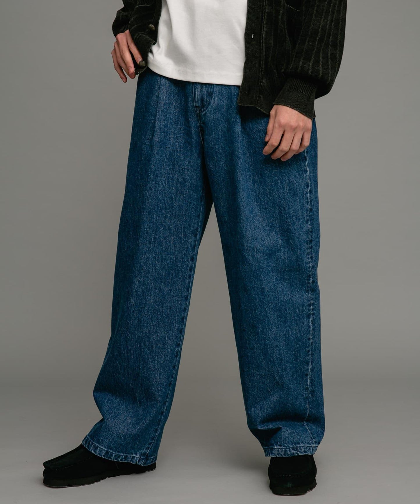 褶皺寬鬆牛仔褲