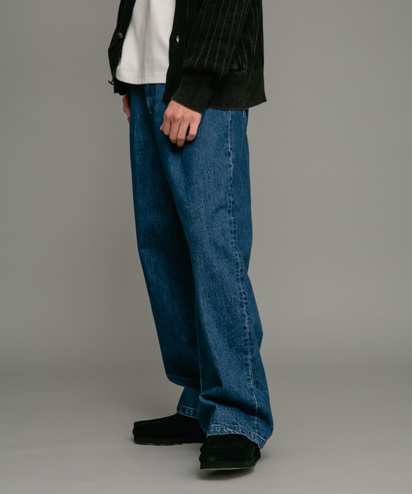 褶皺寬鬆牛仔褲