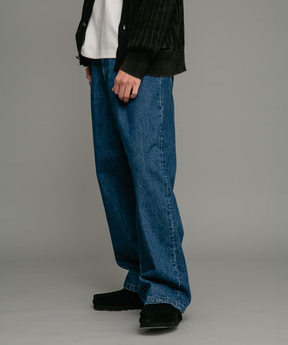 褶皺寬鬆牛仔褲