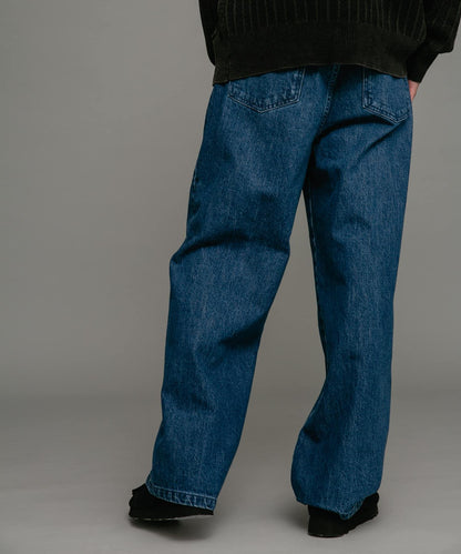 褶皺寬鬆牛仔褲