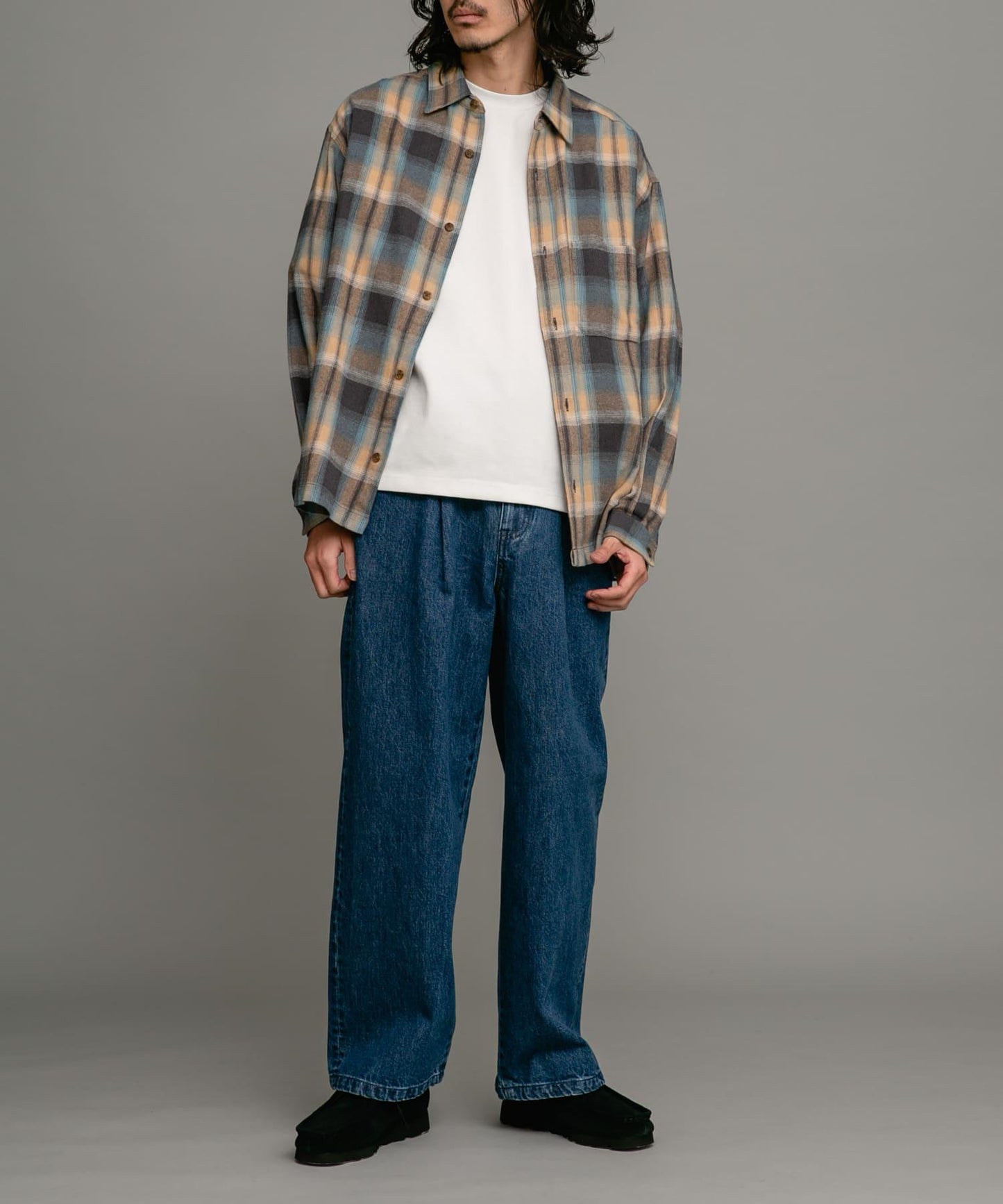 褶皺寬鬆牛仔褲