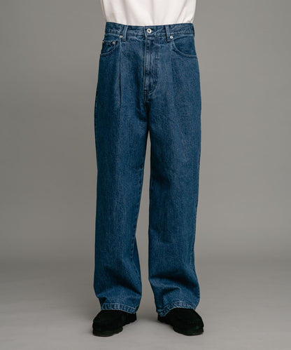 褶皺寬鬆牛仔褲