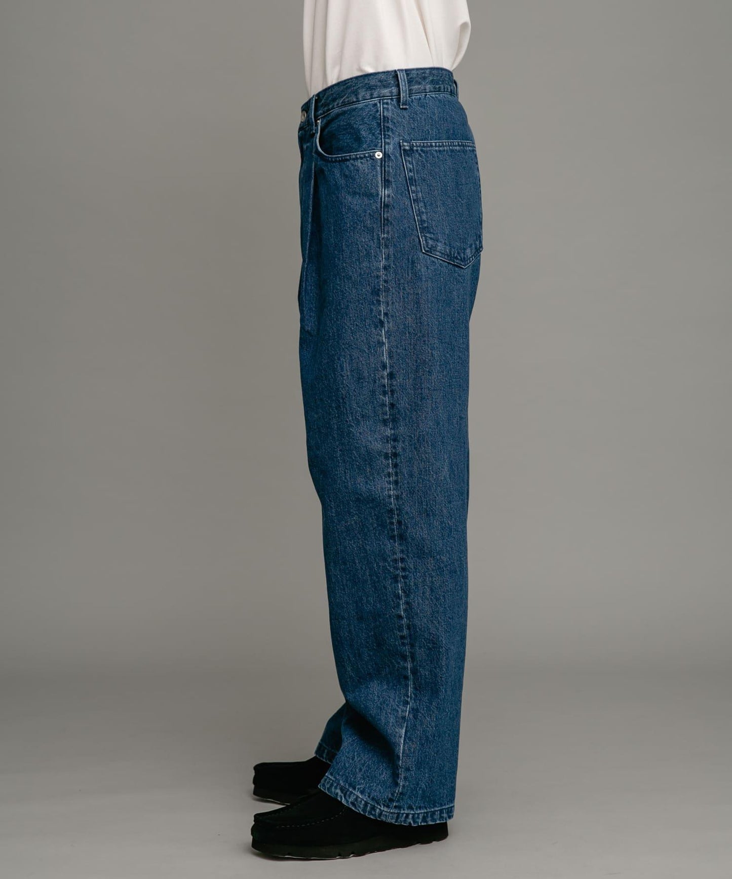 褶皺寬鬆牛仔褲