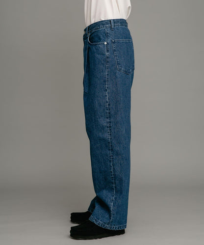 褶皺寬鬆牛仔褲