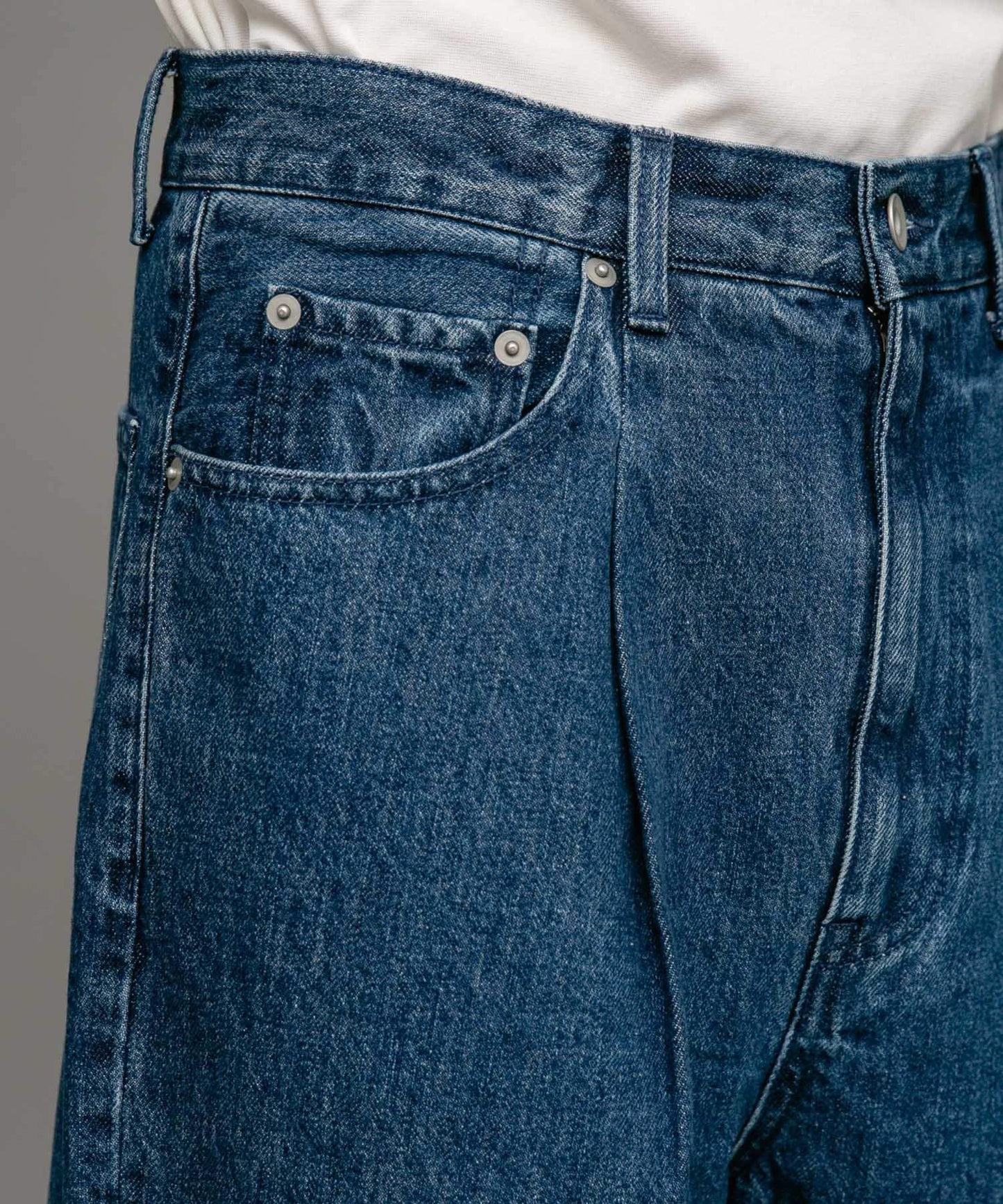 褶皺寬鬆牛仔褲