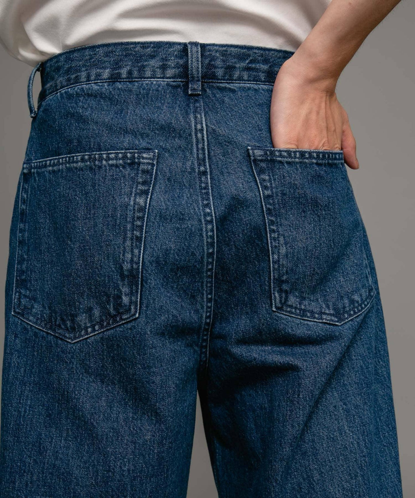 褶皺寬鬆牛仔褲