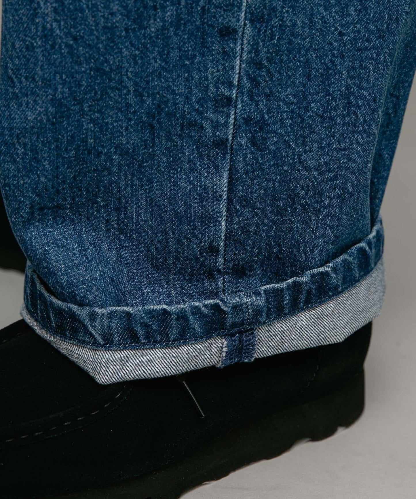 褶皺寬鬆牛仔褲