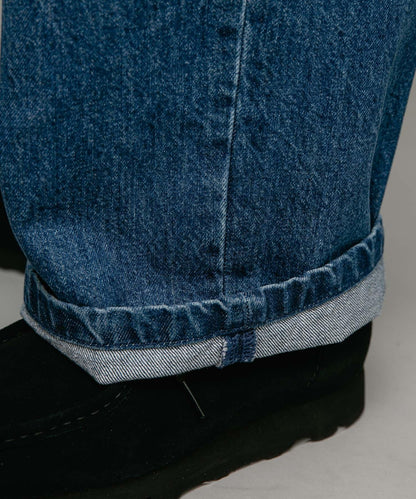 褶皺寬鬆牛仔褲