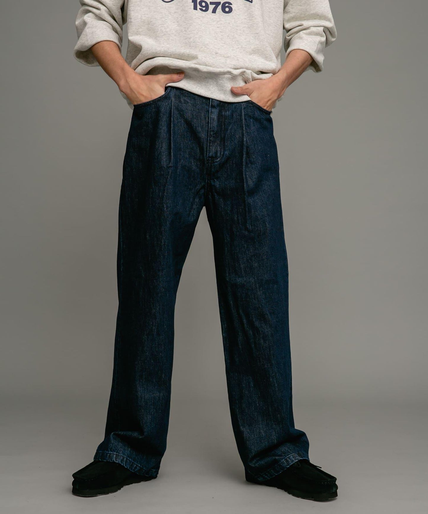 褶皺寬鬆牛仔褲