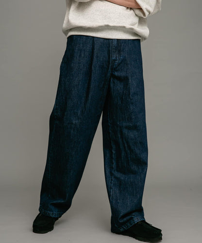 褶皺寬鬆牛仔褲