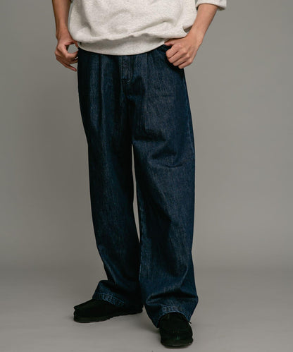 褶皺寬鬆牛仔褲