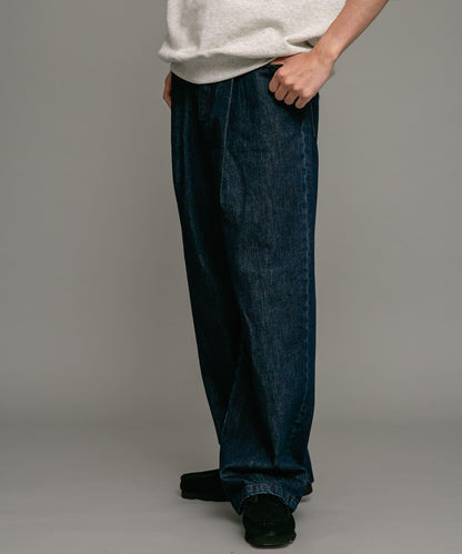 褶皺寬鬆牛仔褲