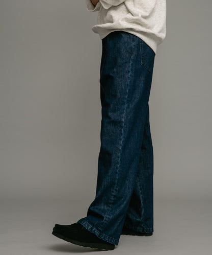 褶皺寬鬆牛仔褲