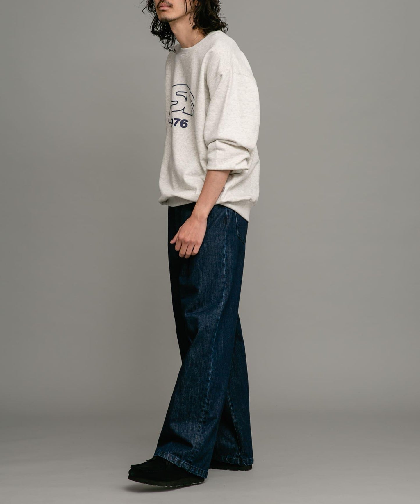 褶皺寬鬆牛仔褲