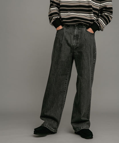 褶皺寬鬆牛仔褲