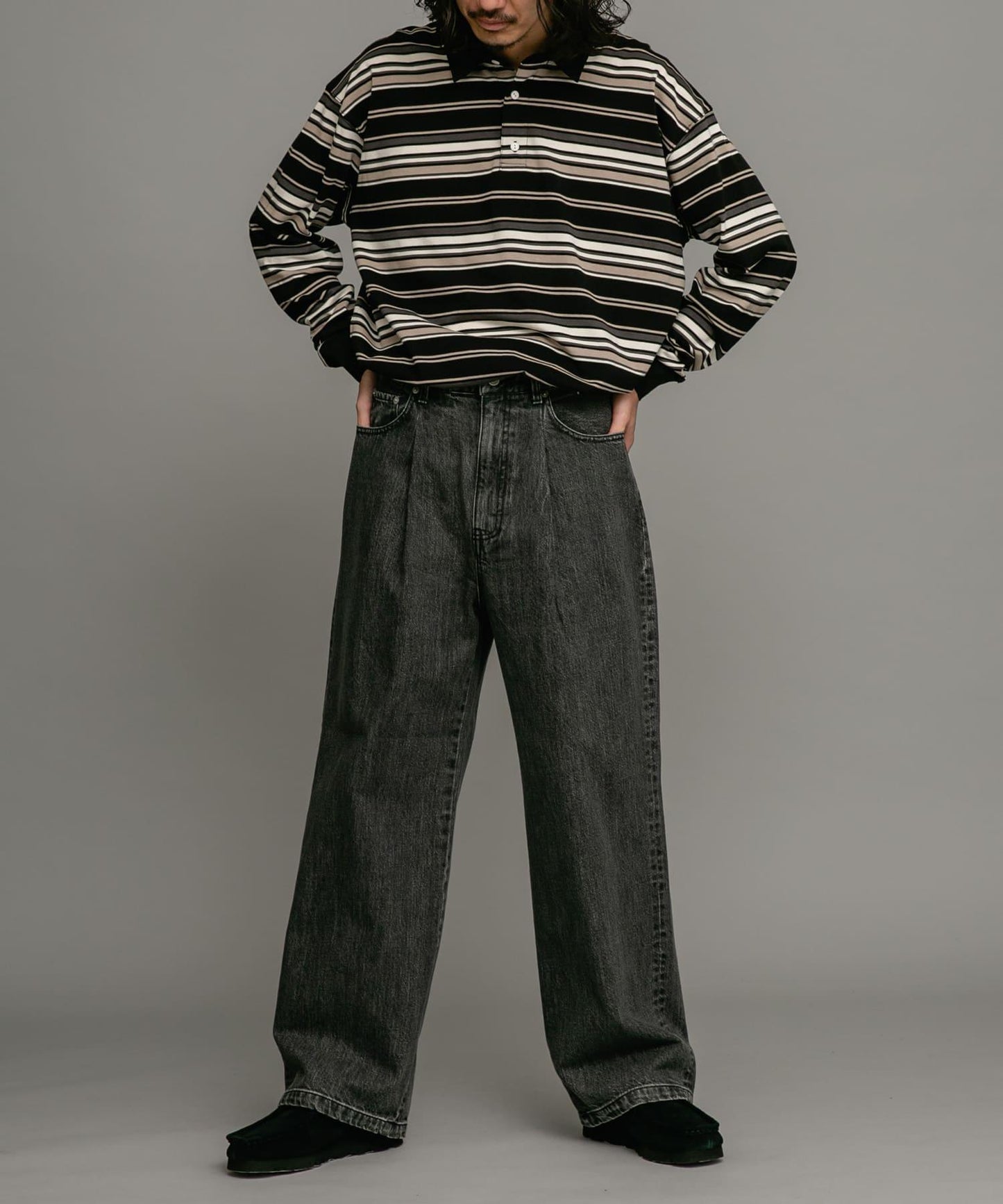 褶皺寬鬆牛仔褲