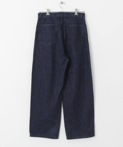 褶皺寬鬆牛仔褲