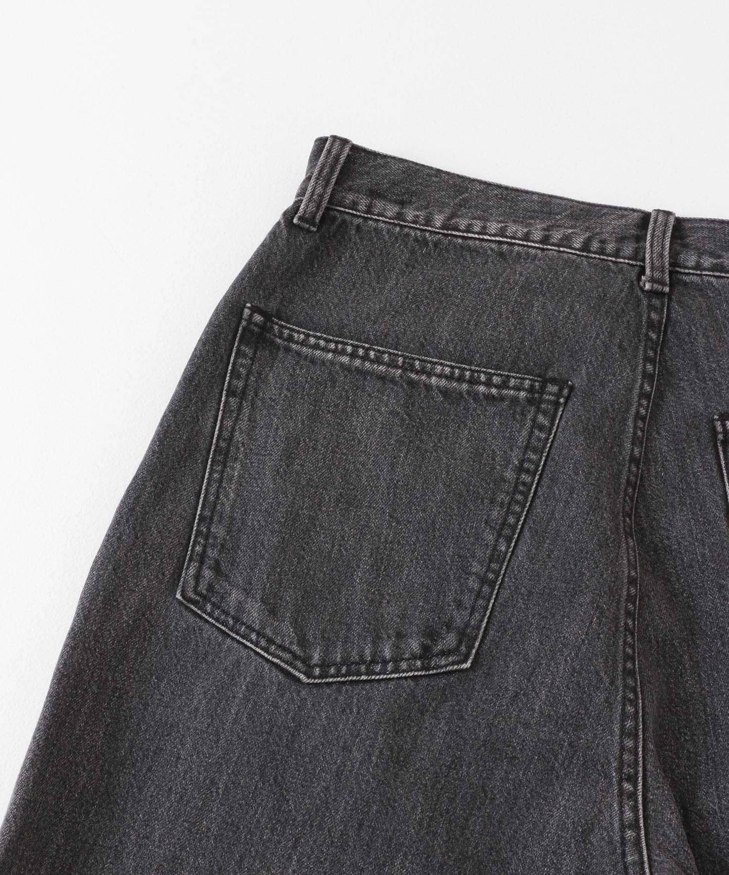 褶皺寬鬆牛仔褲