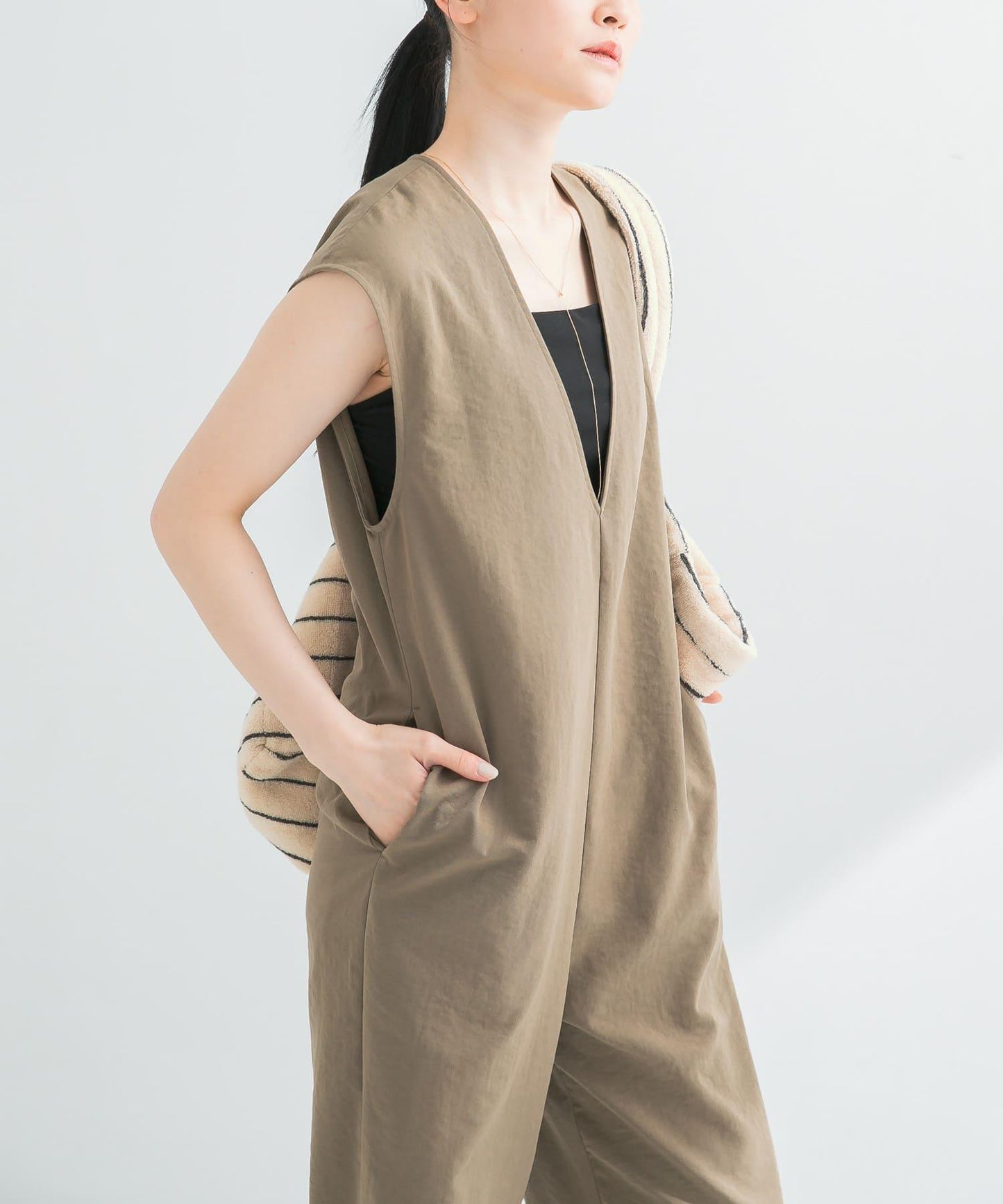 2尺碼可選亞麻風深V領連體褲