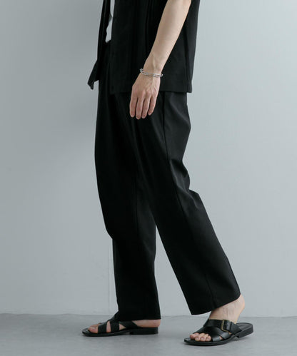 套裝可搭配 『UR TECH DRYLUXE』仿亞麻錐形褲