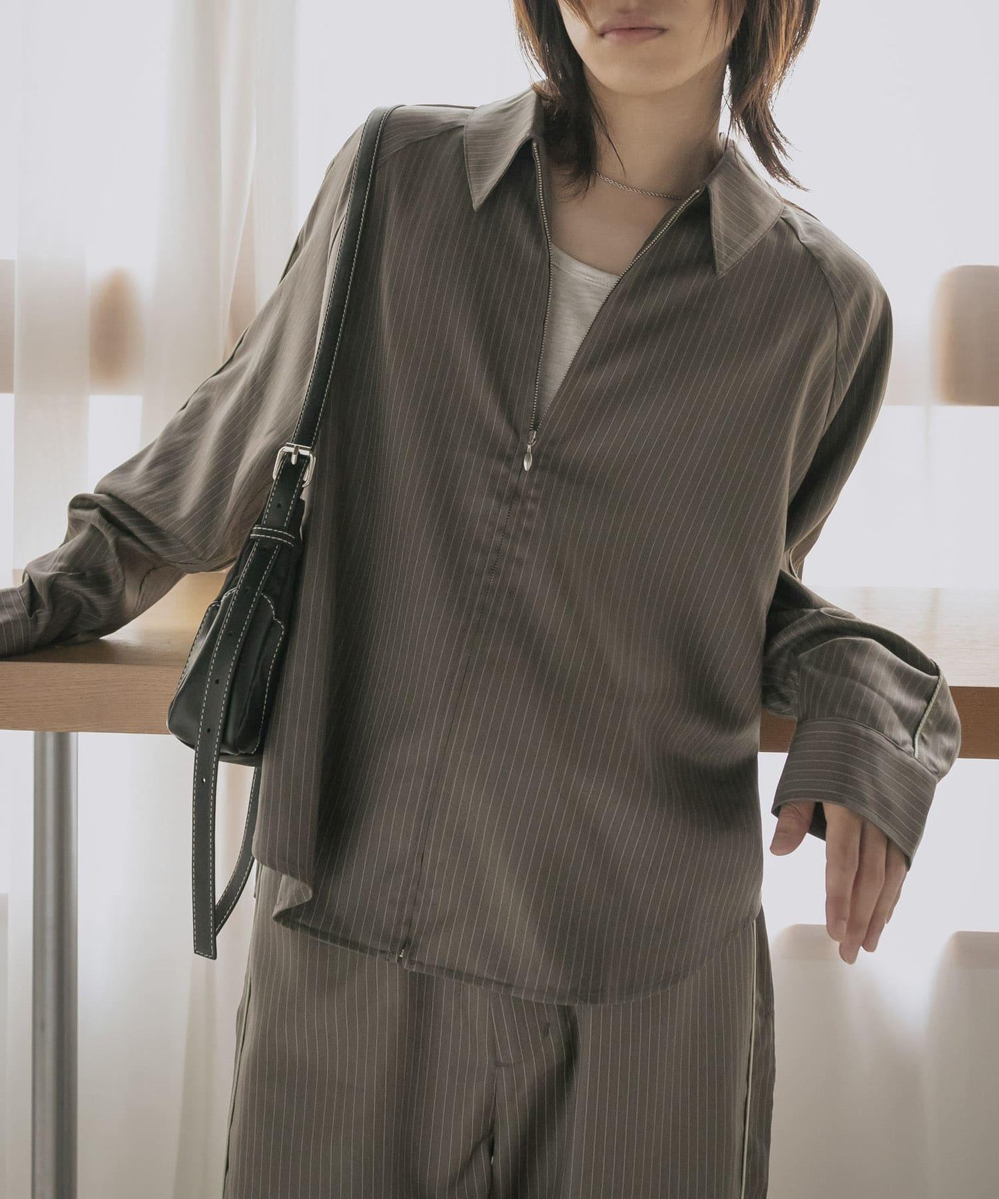 側邊線條拉鍊襯衫