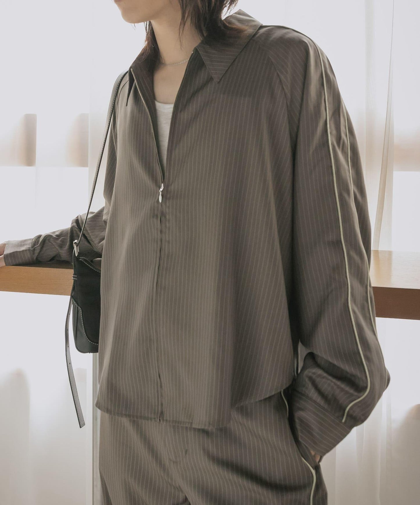 側邊線條拉鍊襯衫