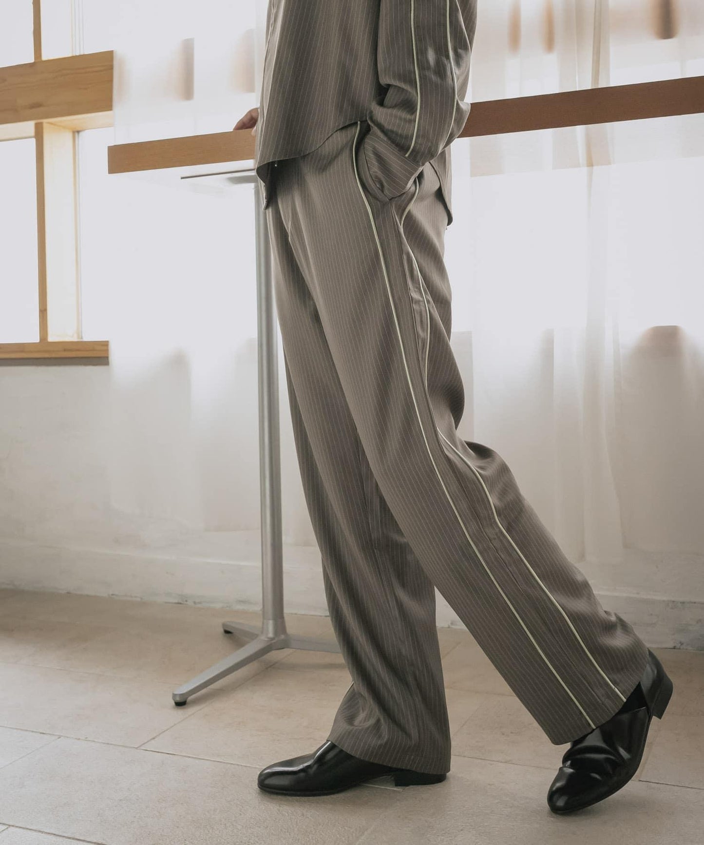 側邊條紋西裝褲