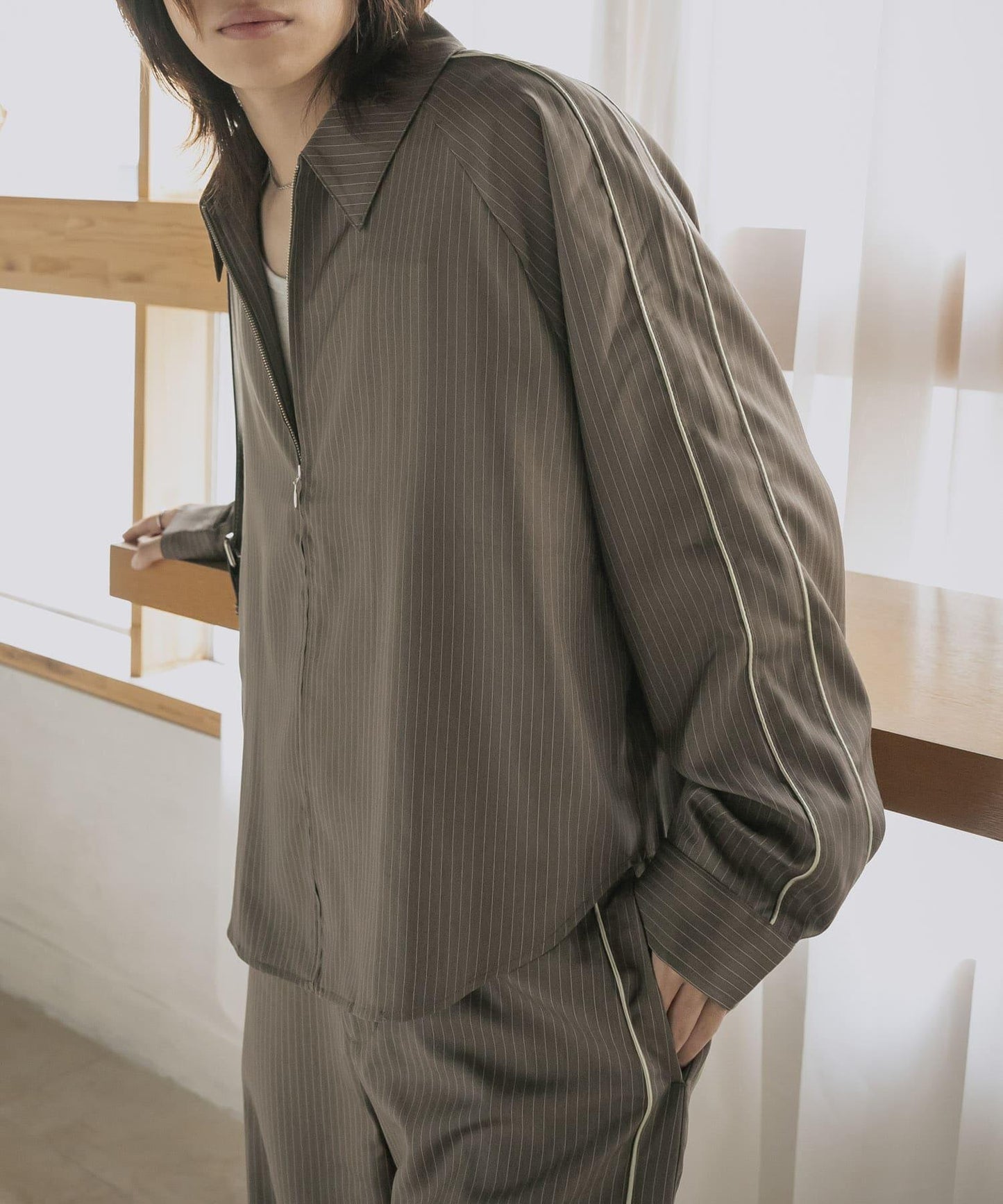 側邊線條拉鍊襯衫