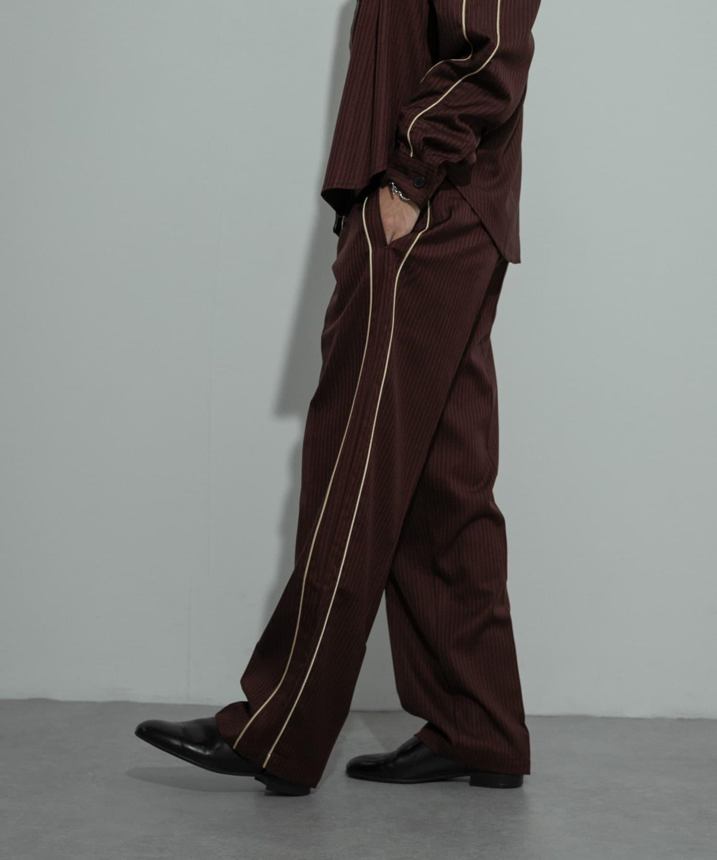 側邊條紋西裝褲