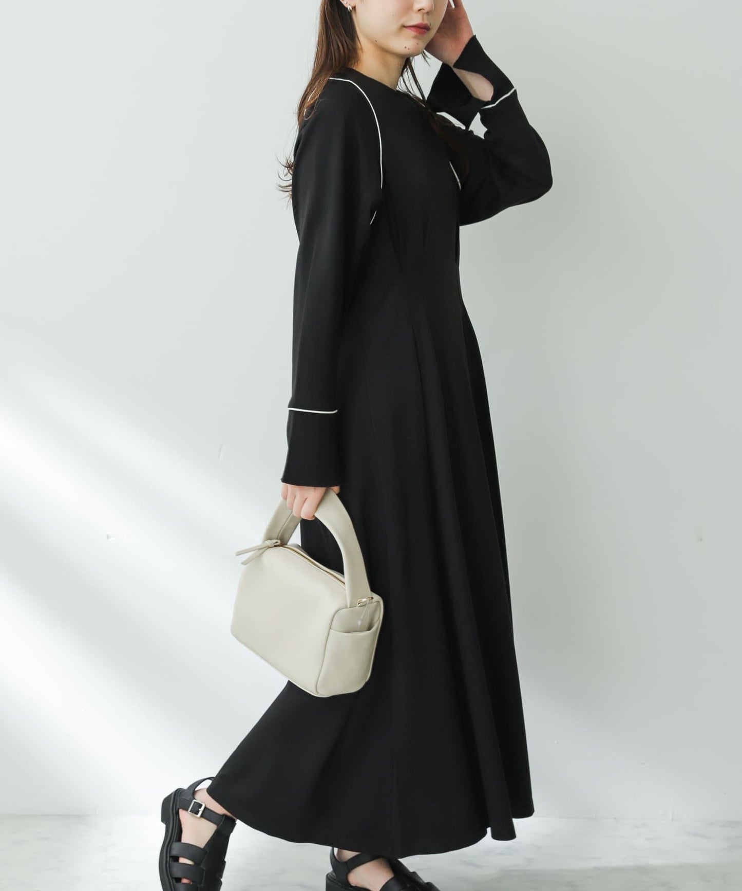 收腰褶皺連衣裙