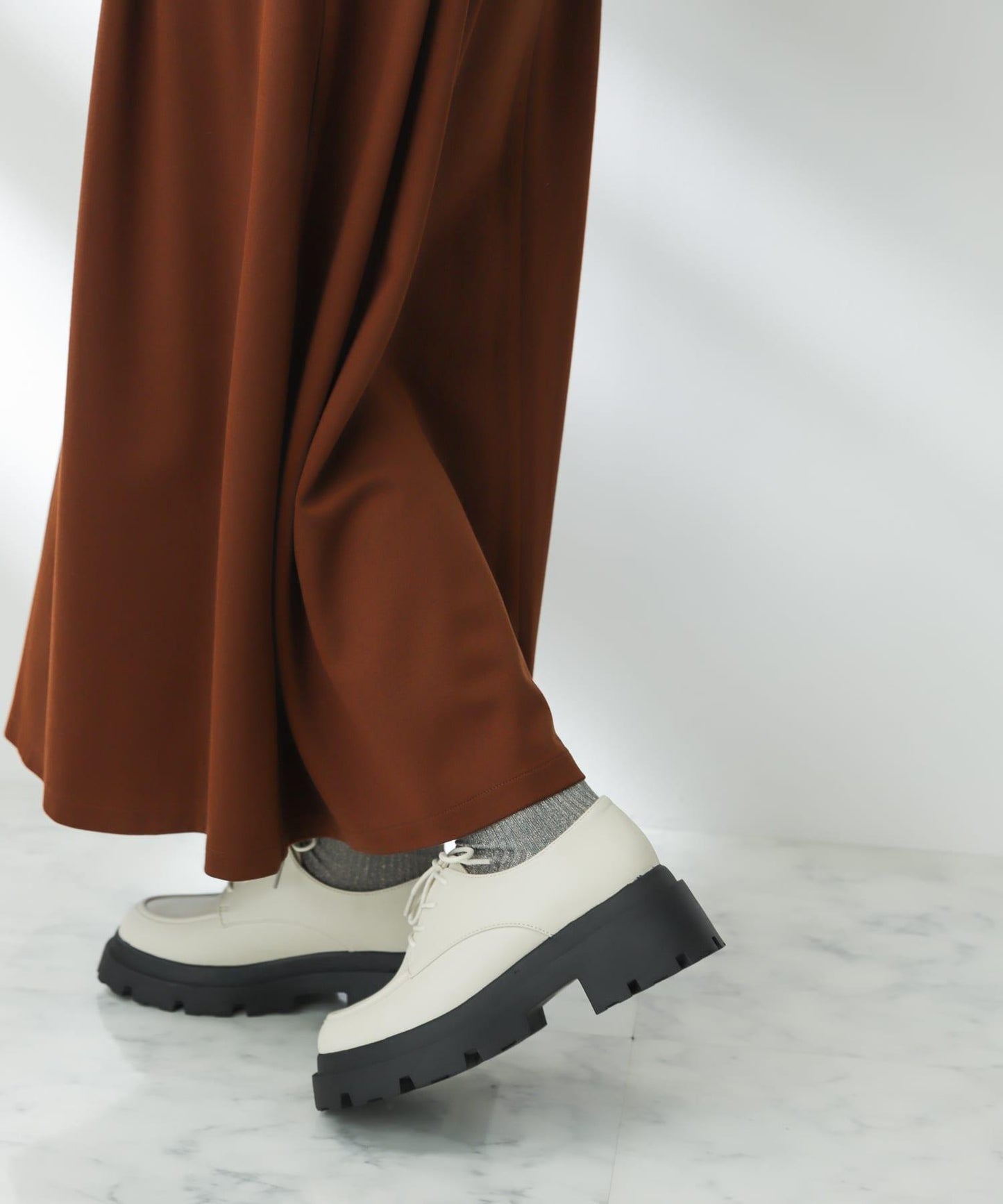 收腰褶皺連衣裙