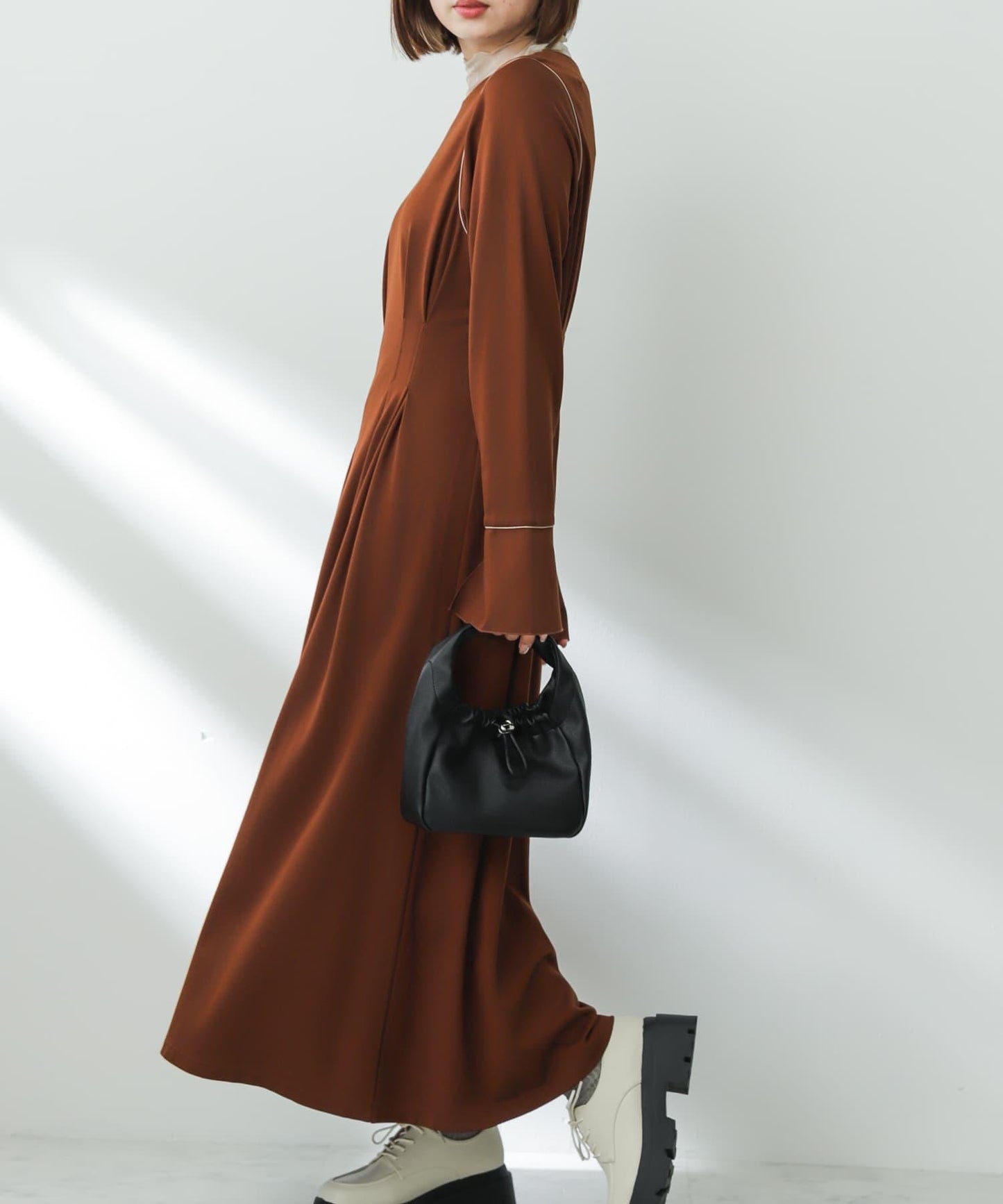 收腰褶皺連衣裙