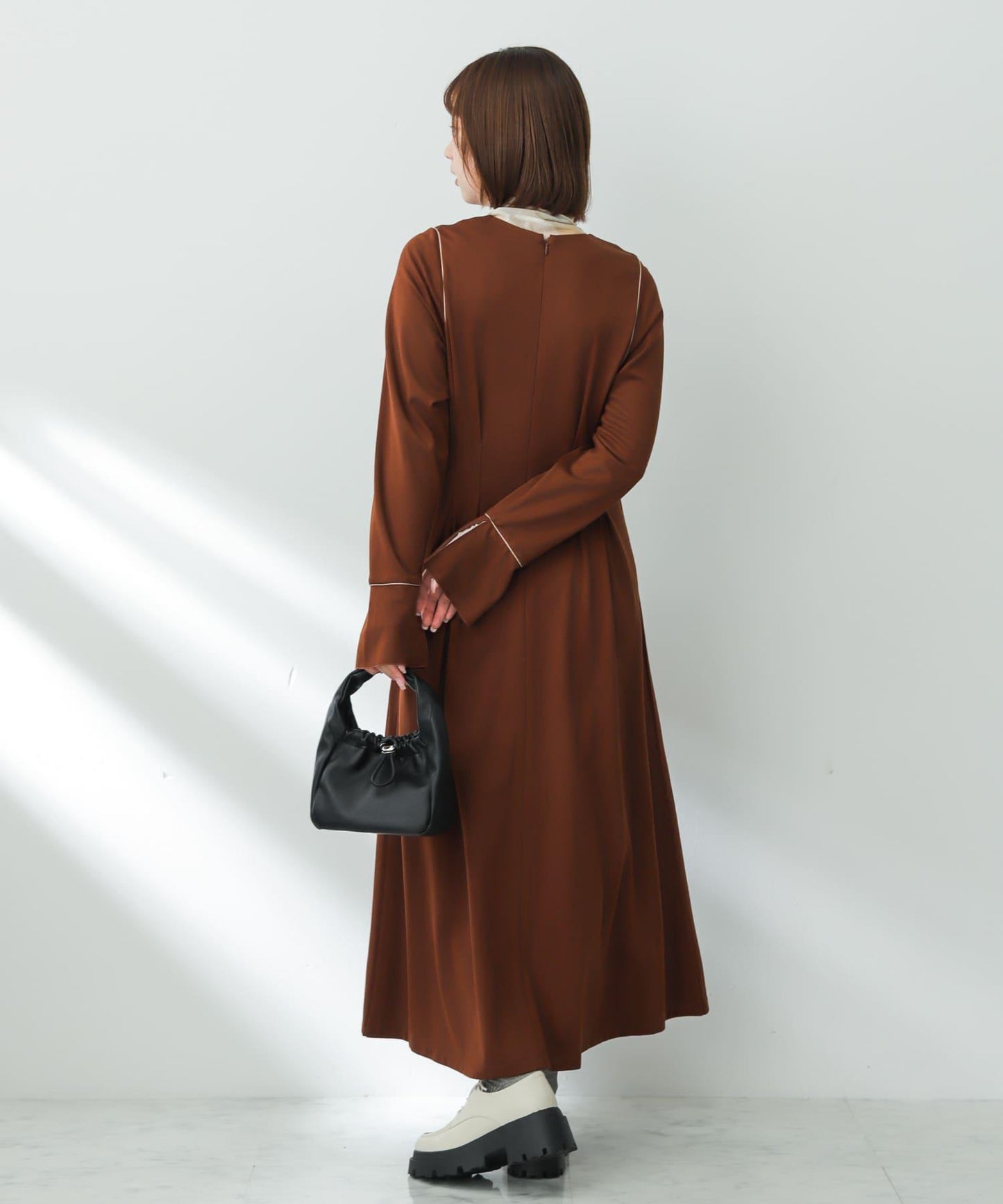 收腰褶皺連衣裙