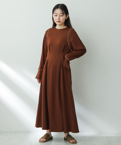 收腰褶皺連衣裙