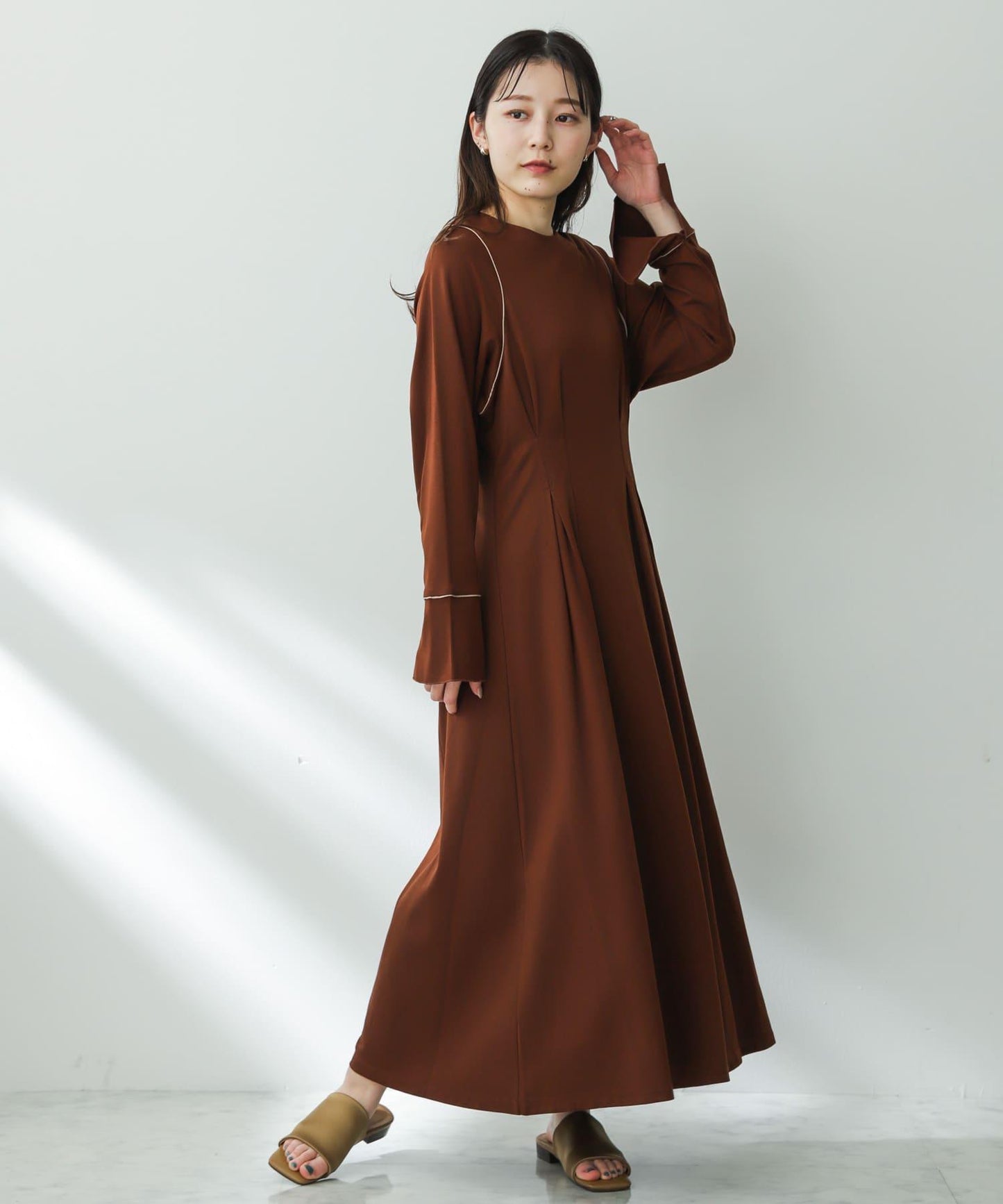 收腰褶皺連衣裙