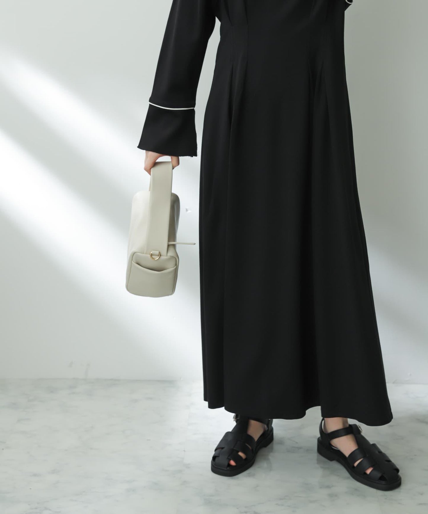 收腰褶皺連衣裙