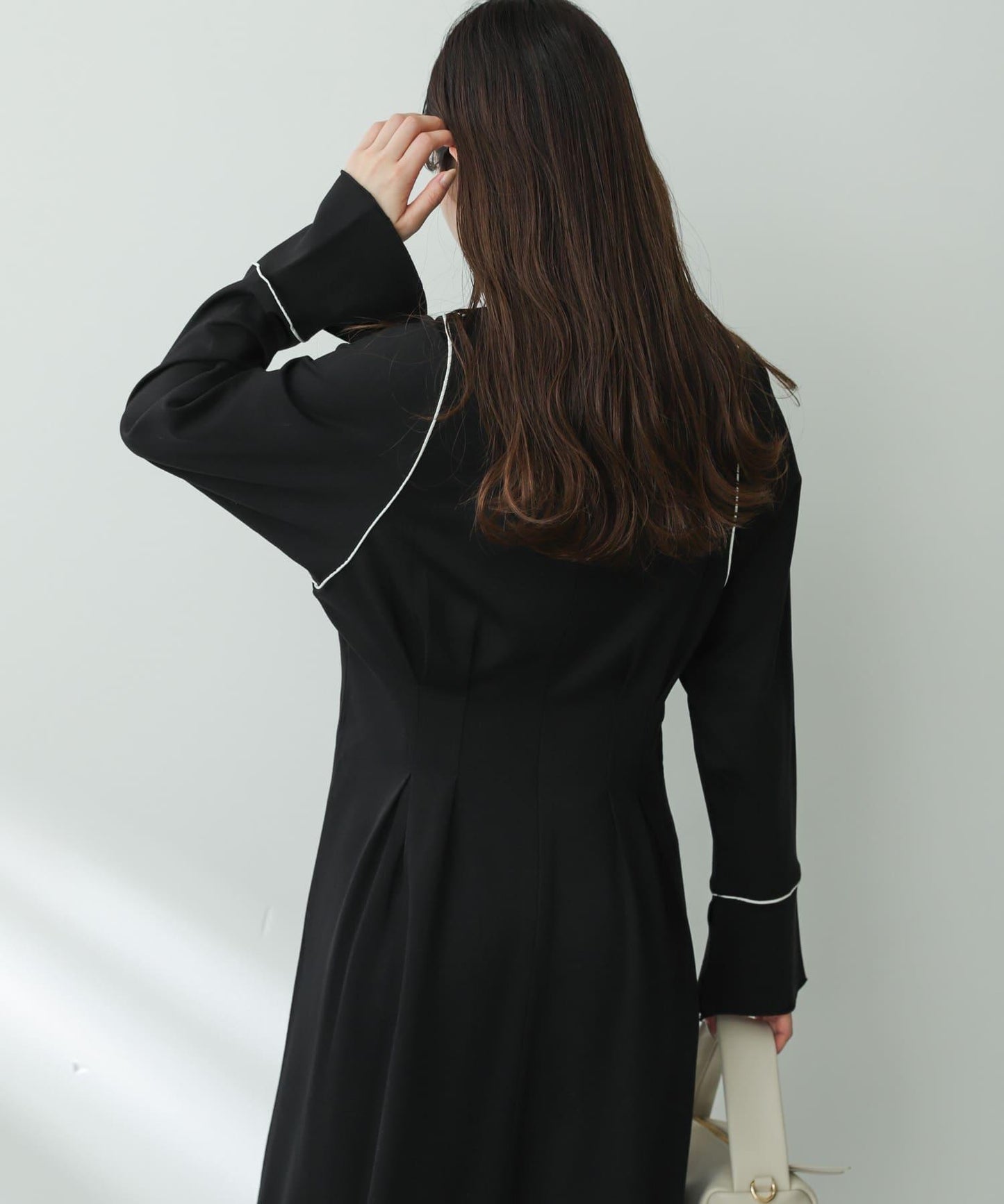 收腰褶皺連衣裙