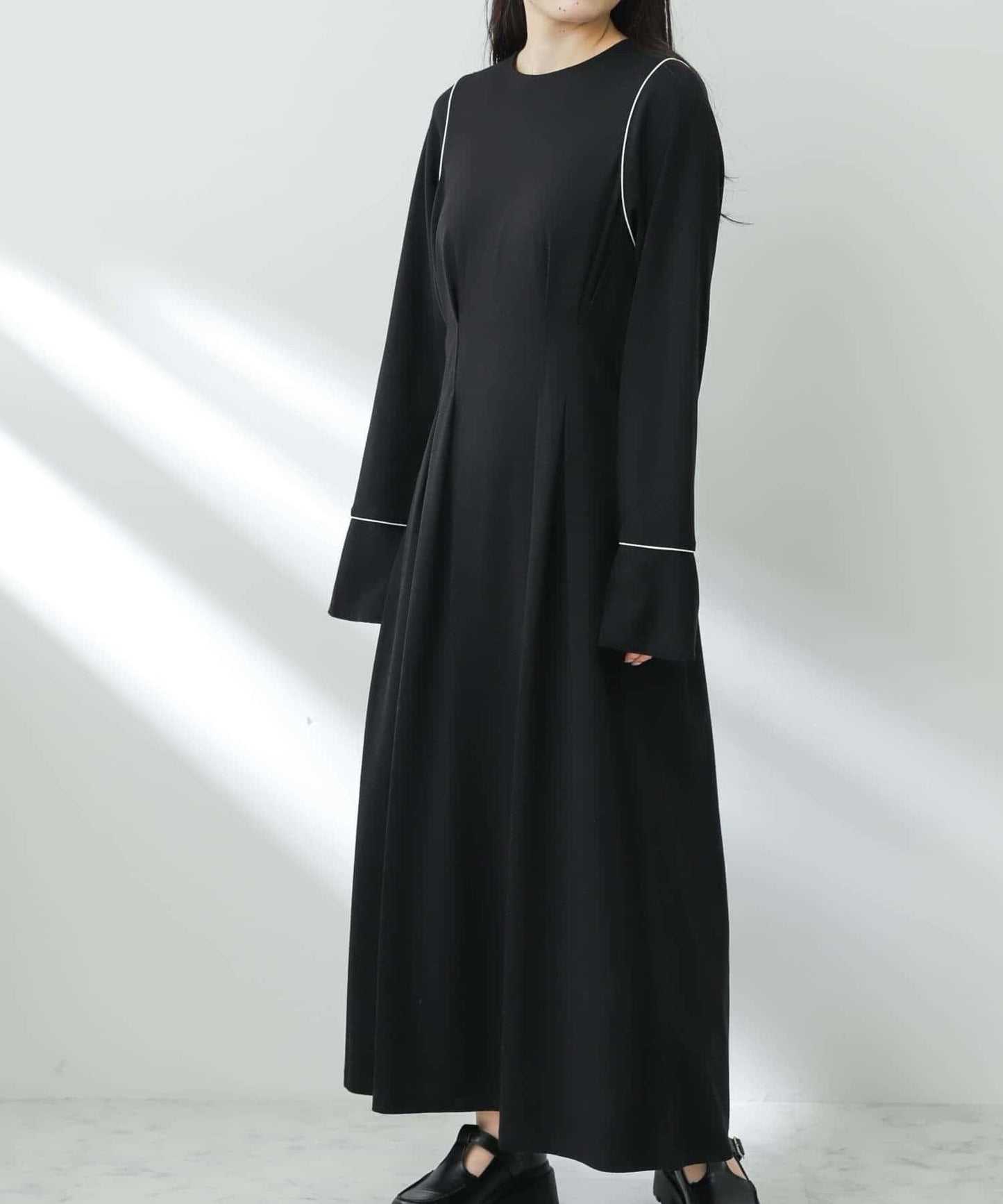 收腰褶皺連衣裙