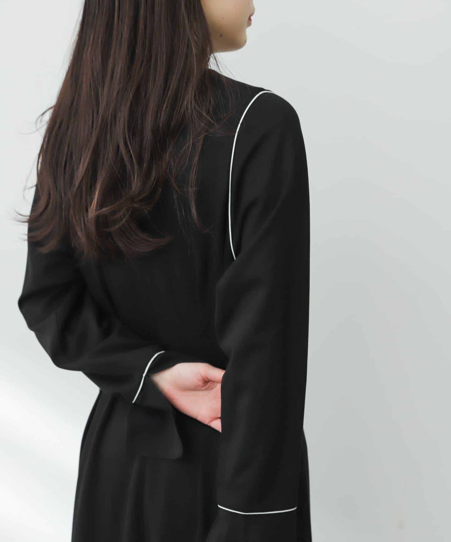 收腰褶皺連衣裙